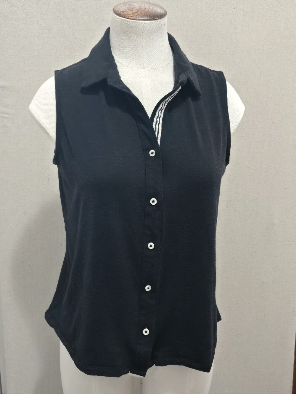 Ramblers Way 100% Rambouillet Wool Sleeveless Collared Knit Top Black USA Medium